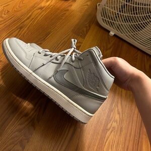 Light grey jorden 1 mid size 9